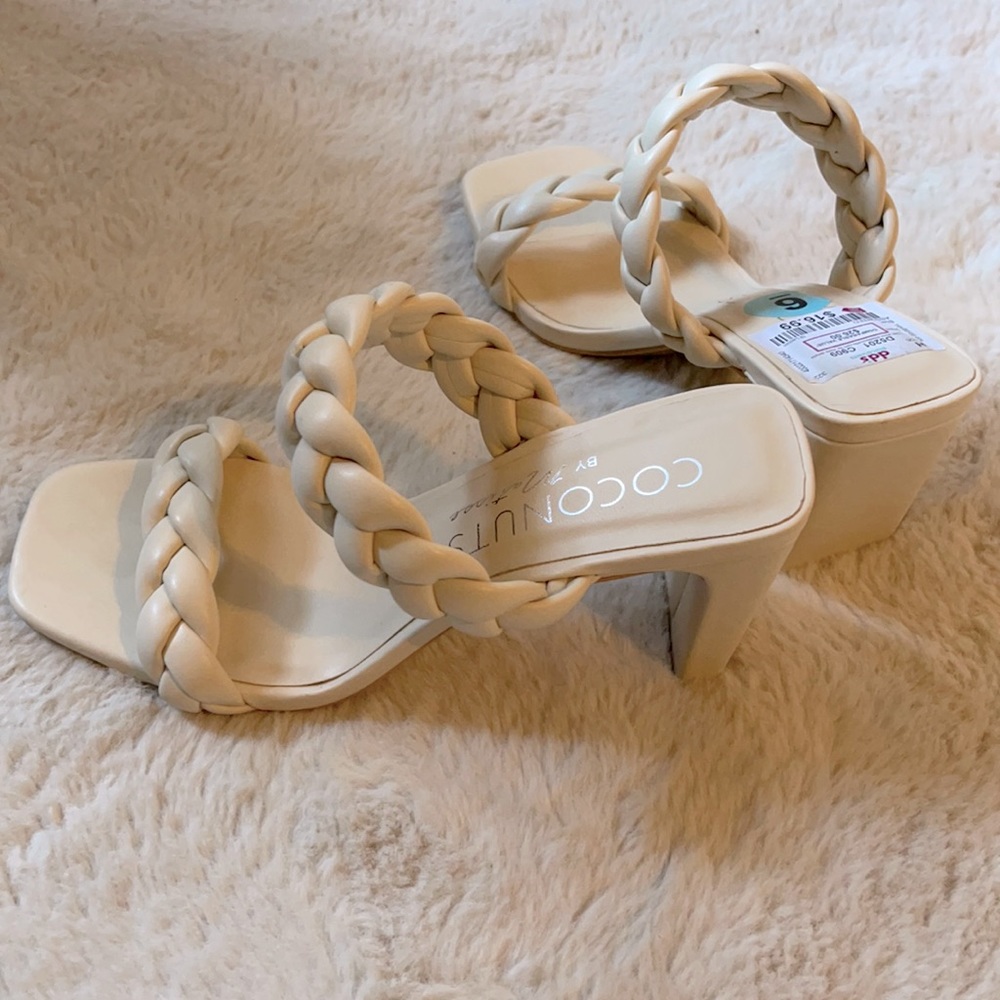 New with tags creme heels.